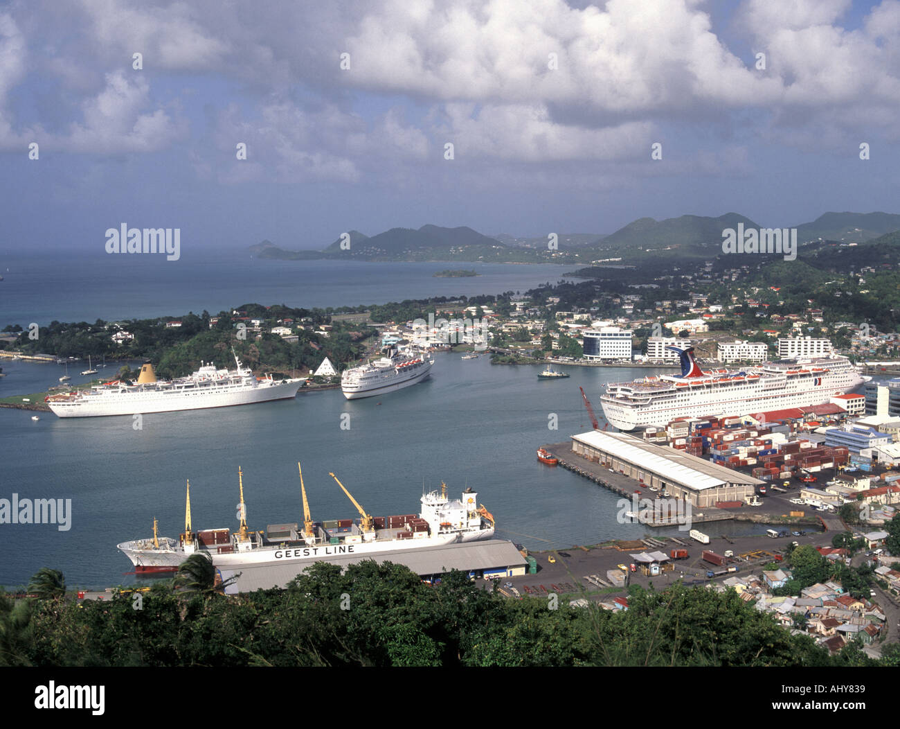 Paesaggio e vista del porto di Castries popolare molo a Pointe Seraphine per navi da crociera e importante porto commerciale A St Lucia Caribbean Foto Stock