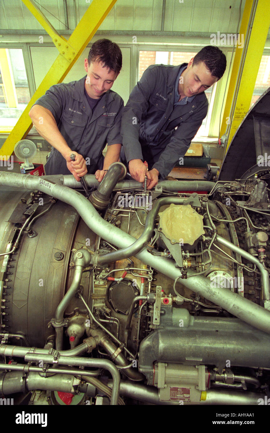 Gli Apprendisti Moderni lavorando su un aeromobile jet UK Foto Stock