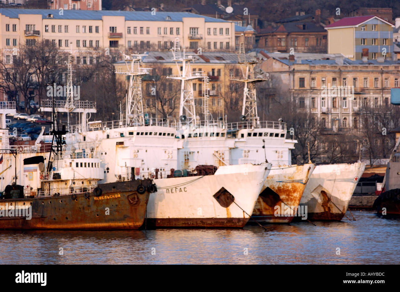 Le navi nel porto di Vladivostok in Russia 2004 Foto Stock