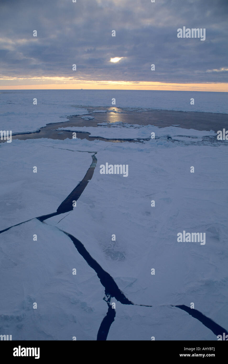 L'Antartide, il sole di mezzanotte sulla banchisa Foto Stock