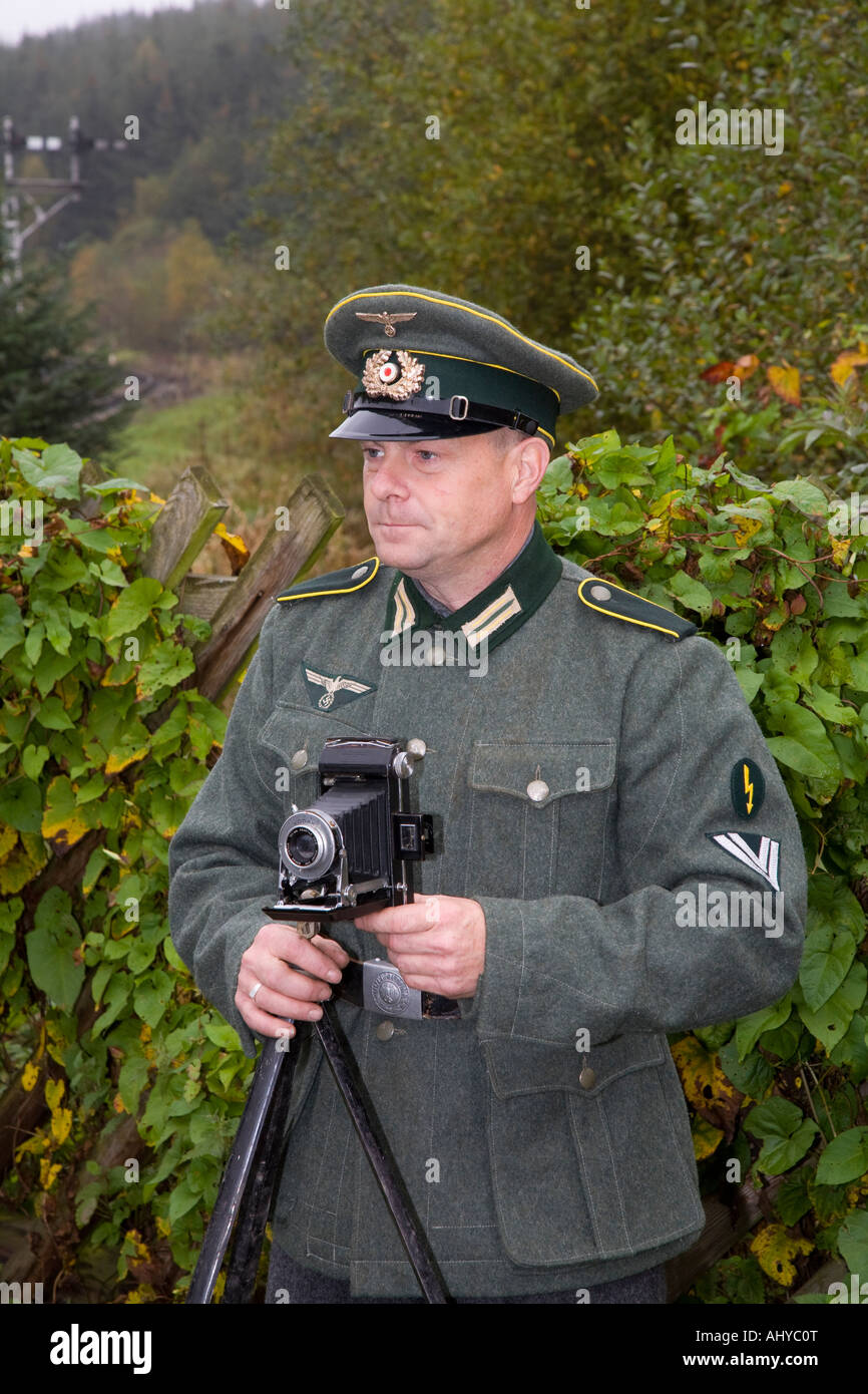 Ritratto 1940 esercito militare uniforme uomo. Nazis.WW2 ha indossato il soldato tedesco in uniforme in tempo di guerra sulla North Yorkshire Railway a Pickering, Regno Unito Foto Stock