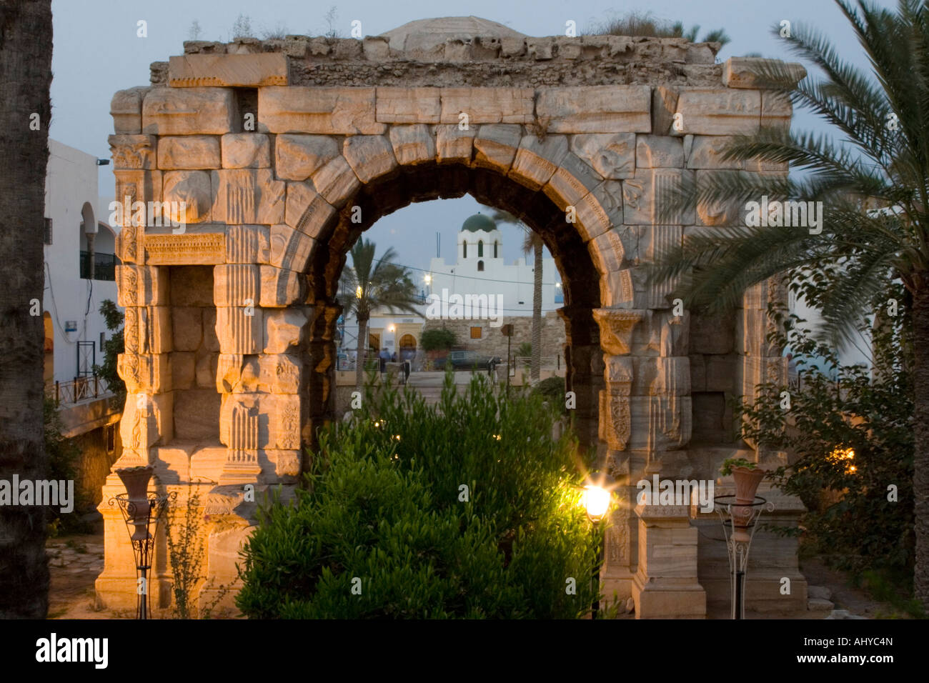 Tripoli, Libia. Marco Aurelio Arco romano 163- 64 A. D., la Moschea di Sidi Abdul Wahab in background. Foto Stock