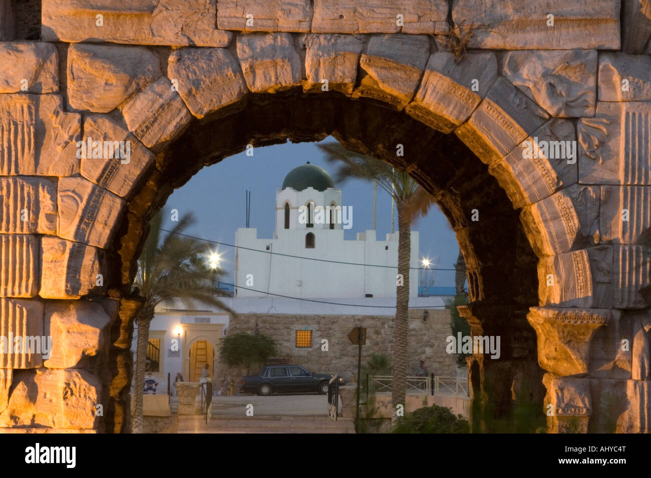 Tripoli, Libia. Marco Aurelio Arco romano 163- 64 A. D., la Moschea di Sidi Abdul Wahab in background. Foto Stock