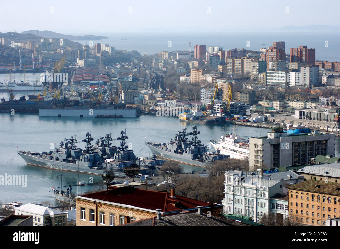 Al di sopra dello skyline di Vladivostok con il russo flotta navale al di ancoraggio in Estremo Oriente Russo Foto Stock
