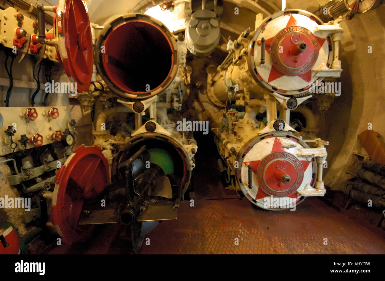 Tubi a siluro all'interno del Museo del sottomarino a Vladivostok in Russia 2004 Foto Stock