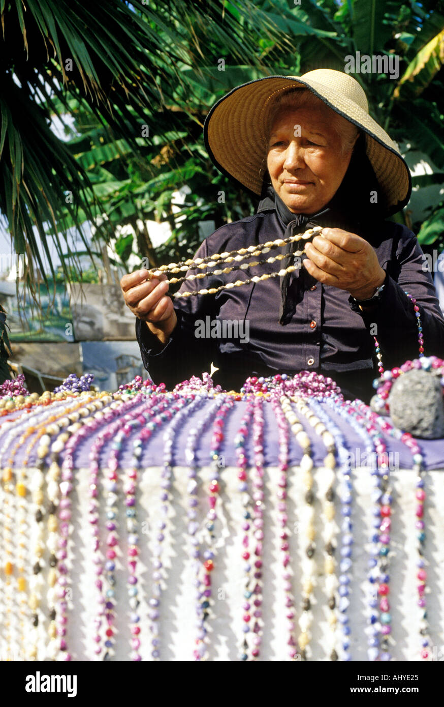 Donna in abiti locali vendono perle abito di Tenerife Foto Stock