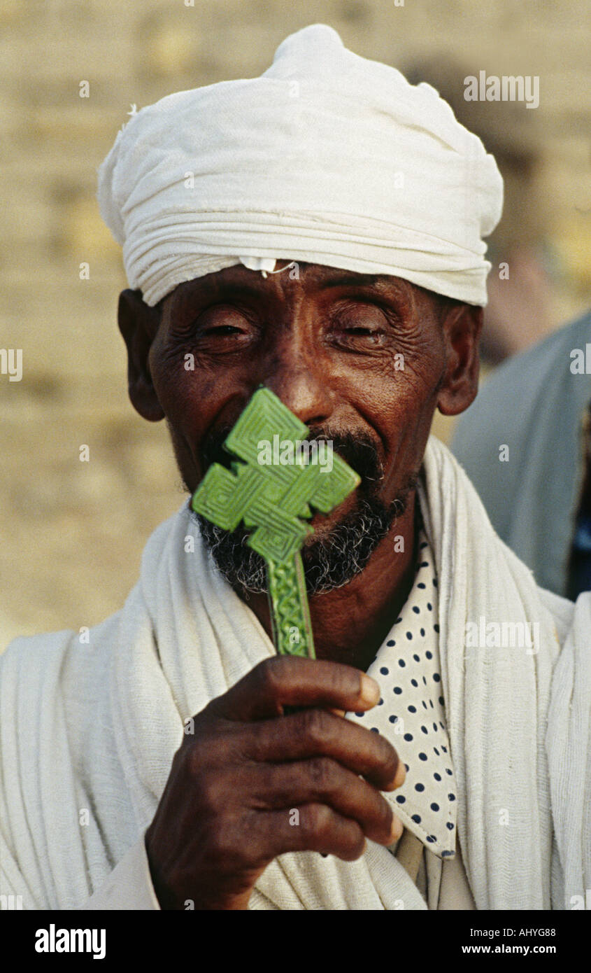 Ritratto di un sacerdote copto cristiano che tiene un crocifisso verde. Tigray, Etiopia Foto Stock