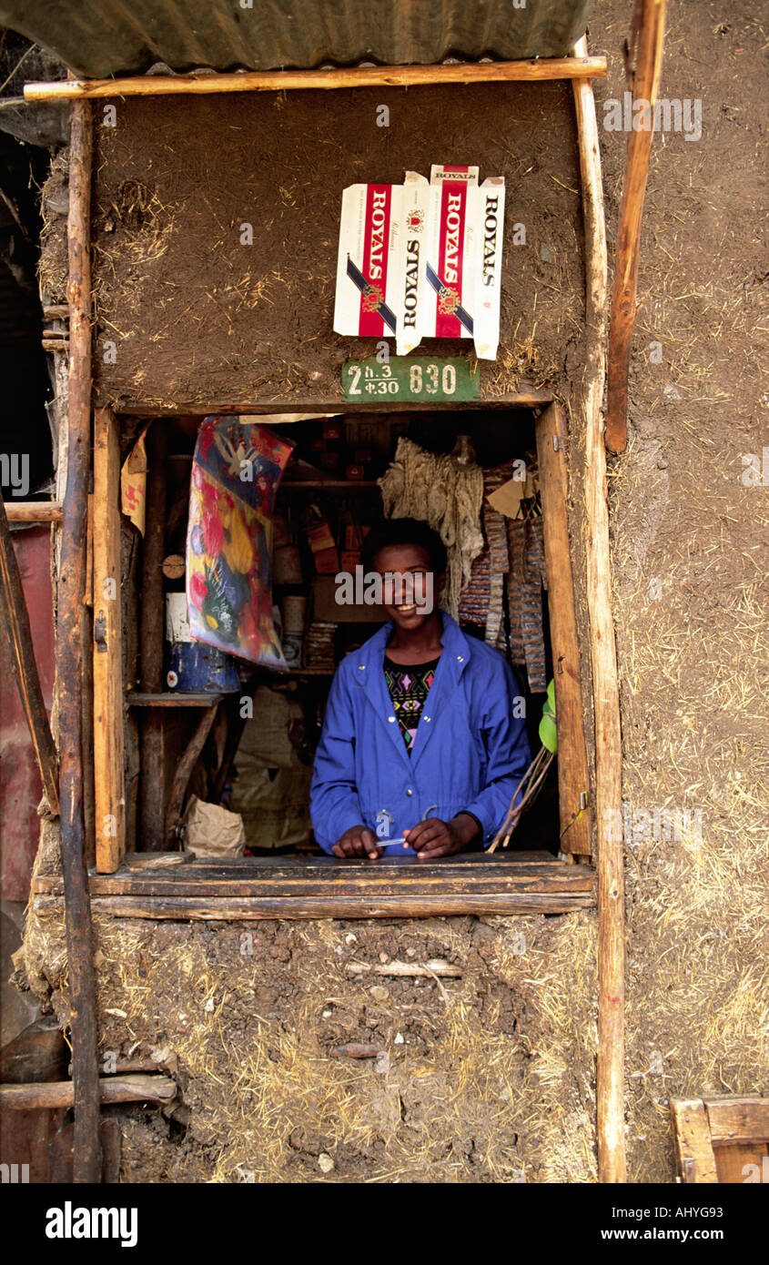 Un bottegaio nel suo piccolo negozio in una città baraccopoli in Etiopia ad Addis Abeba Foto Stock