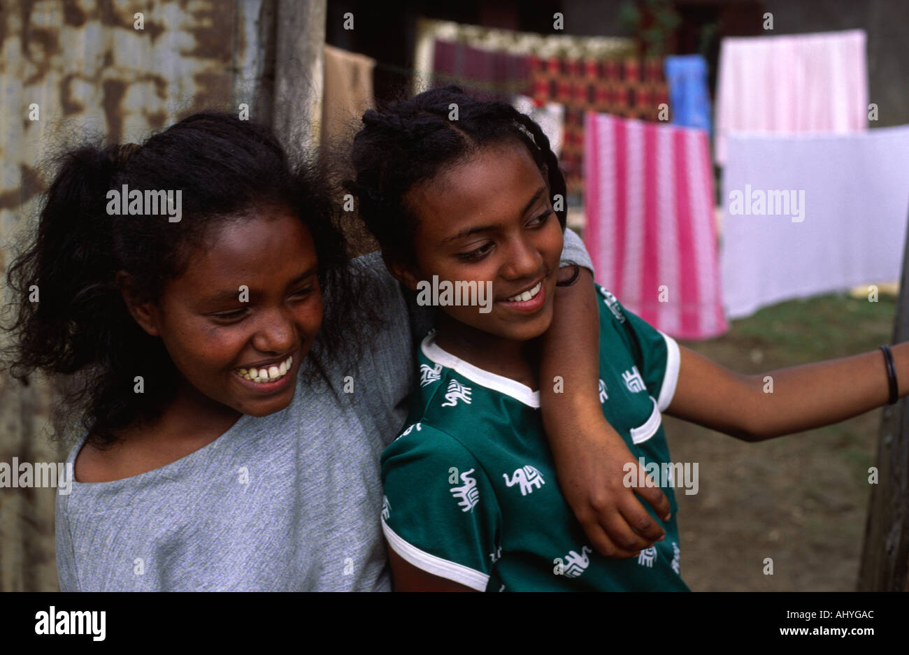 Due sorridente ragazza etiope che vivono in una delle baraccopoli di Addis Abeba, Etiopia Foto Stock