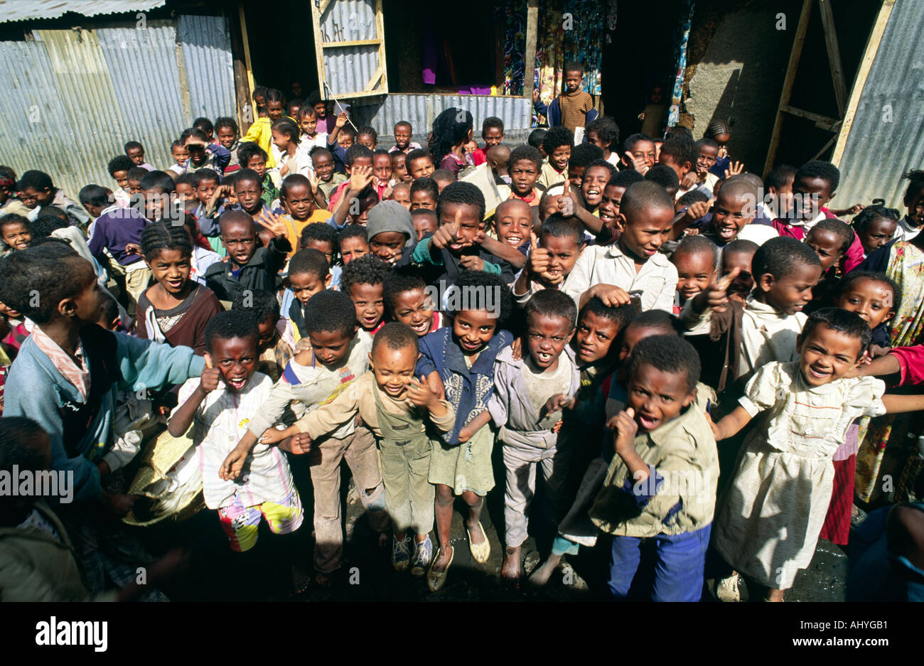 Felice la scuola dei bambini in una scuola primaria in una delle baraccopoli di Addis Abeba, Etiopia Foto Stock