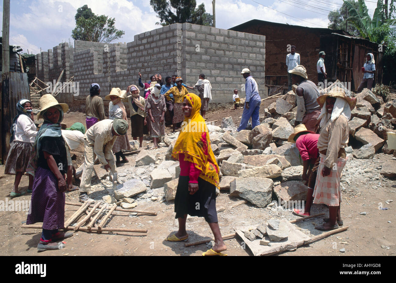 Uomini e donne della comunità locale costruendo nuove case a prezzi accessibili nelle baraccopoli della città. Addis Abeba. Etiopia Foto Stock