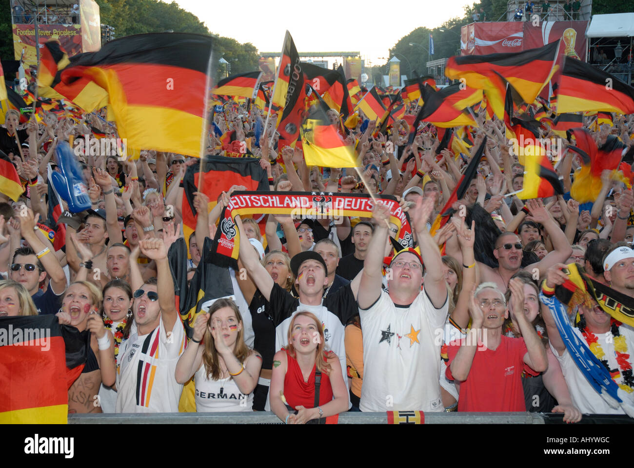 Tifosi tedeschi sventolando bandiere a Berlino Foto Stock