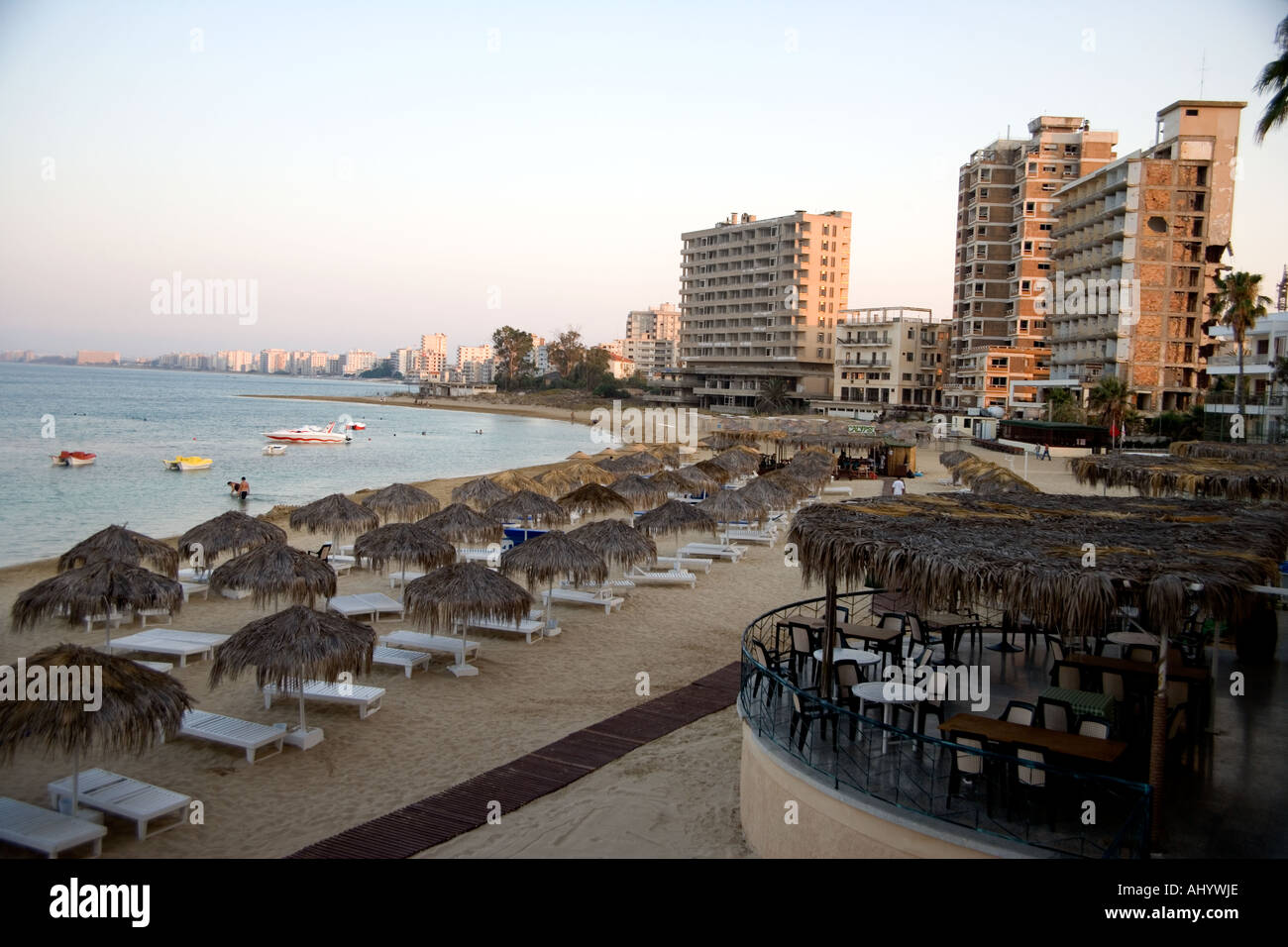 Città fantasma di Maras Famagusta Cipro abbandonati dal greco e Brit proprietari nel 1974 prima di un attacco turco e sigillato dall'ONU Foto Stock