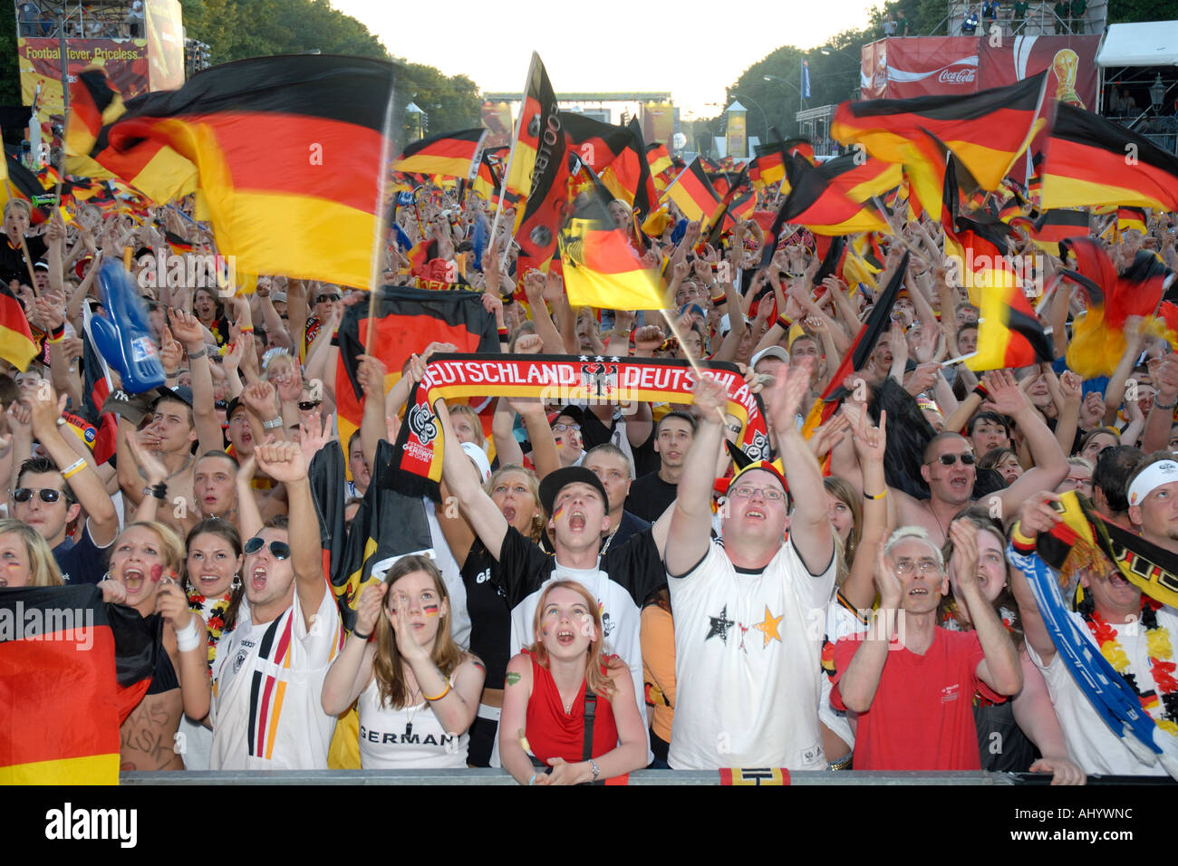 Sbandieratori di tifosi tedeschi a Berlino Foto Stock