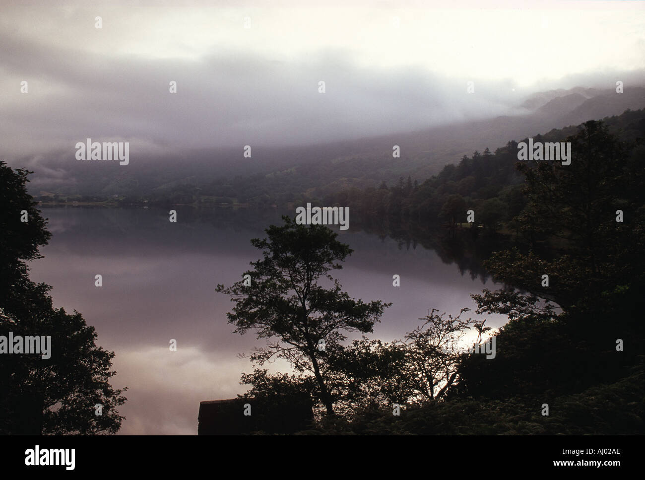 Moody pesanti vista cloud di Llyn Gwynant vicino Beddgelert Snowdonia nel Galles Foto Stock