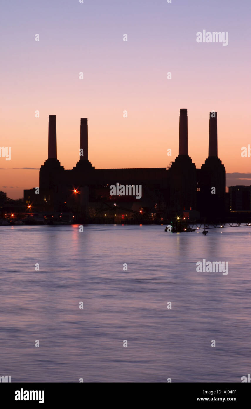 La Battersea Power Station al crepuscolo in Londra England Regno Unito Regno Unito Regno Unito Foto Stock