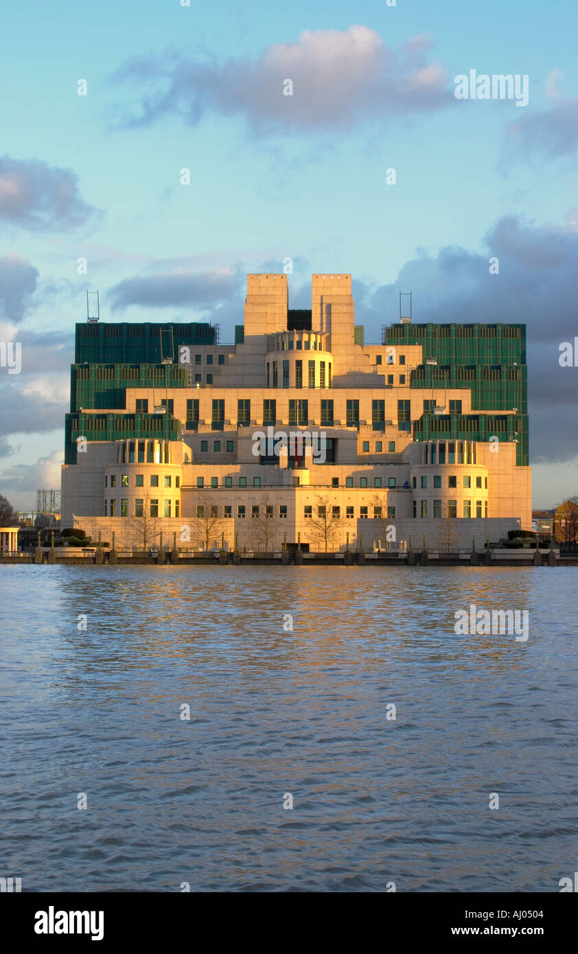 MI6 SIS Secret Intelligence Service HQ a Vauxhall Cross a Londra England Regno Unito Regno Unito Foto Stock
