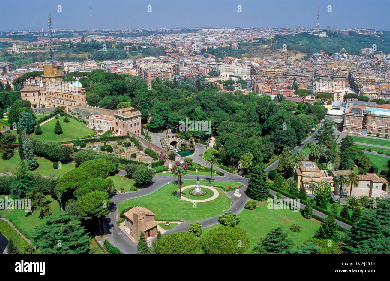 Vista su Roma e sul Vaticano dalla basilica di san Pietro, che mostra giardini formali e stazione radio Vaticana Foto Stock