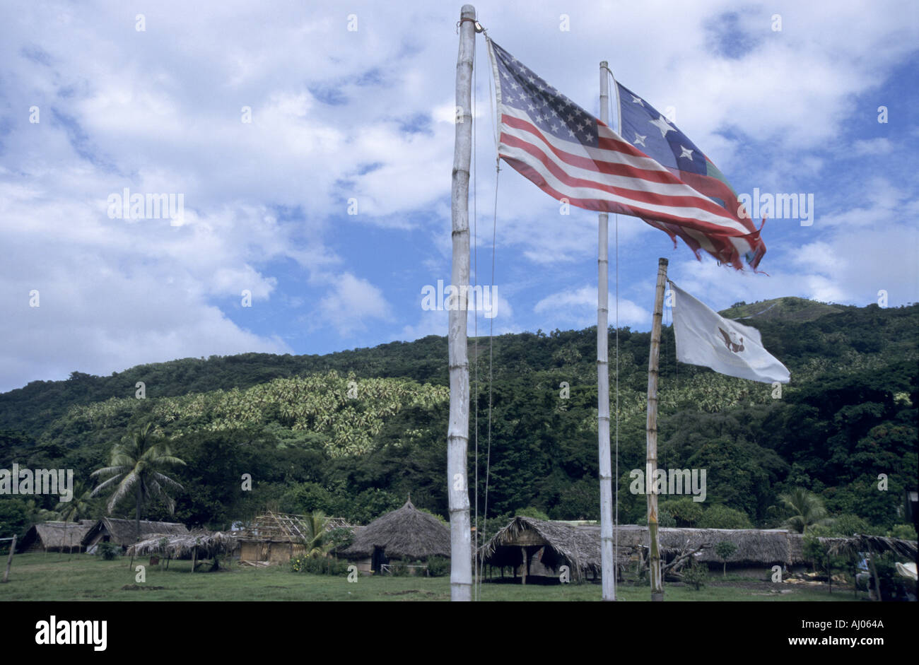 Bandiere di Stati Uniti d'America, US Army e Vanuatu in zolfo Bay Village, Ipekel Ipeukel, dell'Isola di Tanna, Vanuatu. Foto Stock