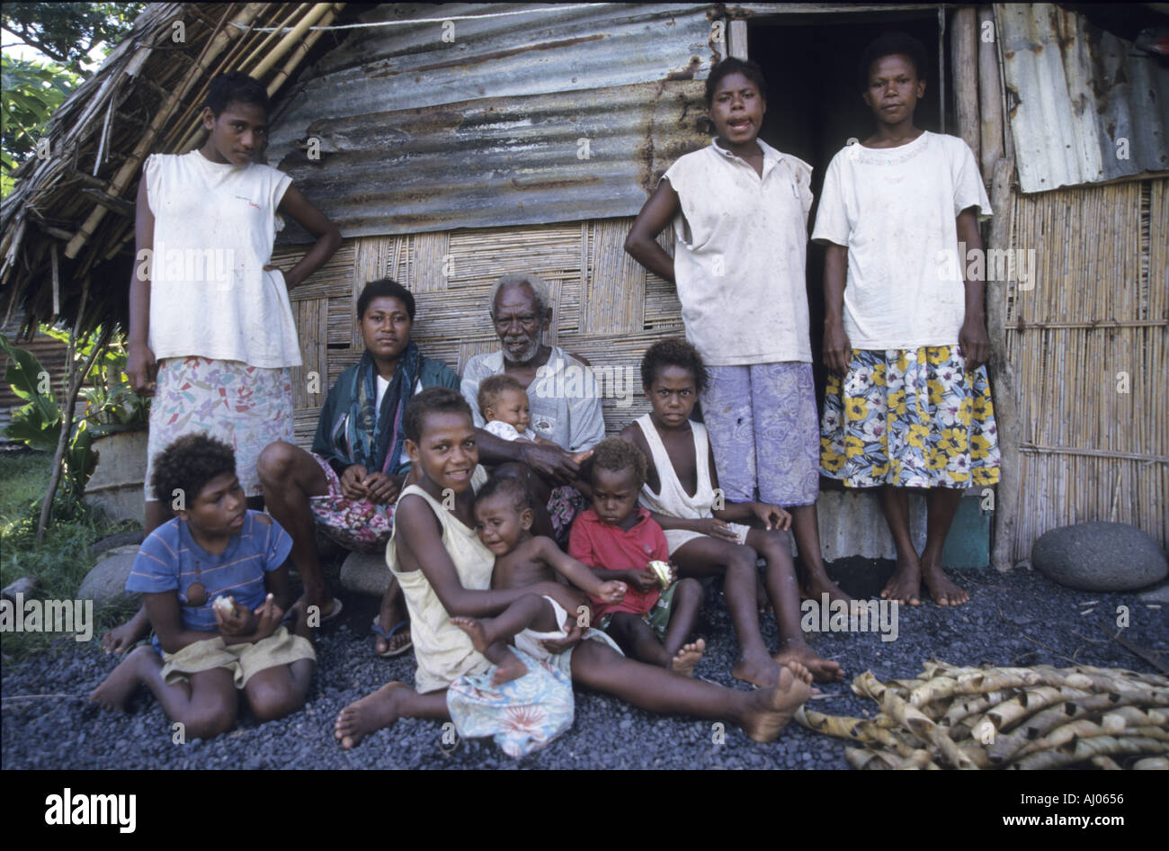 Vanuatu - Ritratto di una famiglia al di fuori della loro casa, zolfo Bay Village, Ipekel Ipeukel, dell'Isola di Tanna, Vanuatu. Foto Stock