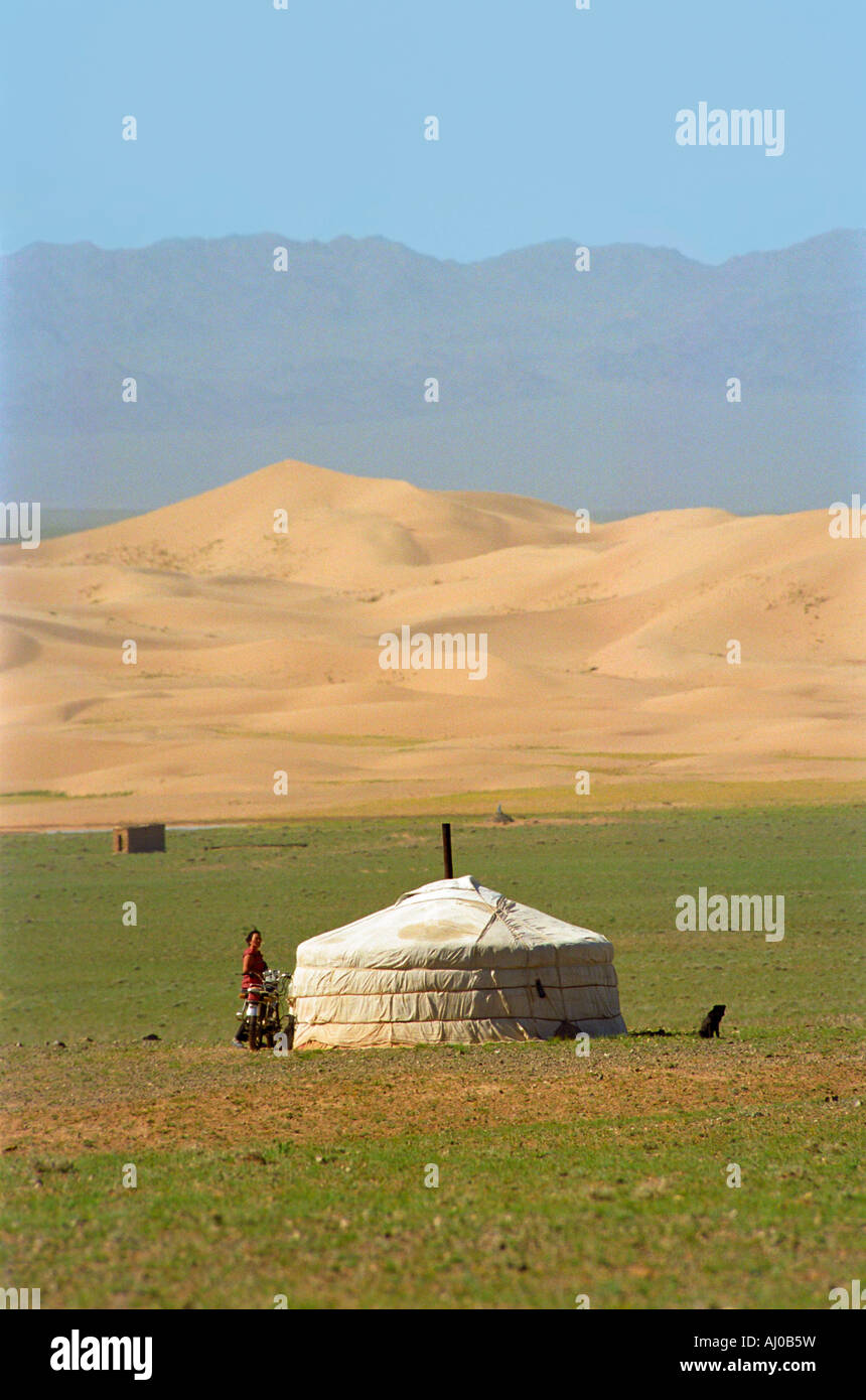Una donna vicino tradizionale mongola ger dimora che è anche chiamato yurt. Khongoryn Els. Sud Il deserto del Gobi. Mongolia Foto Stock