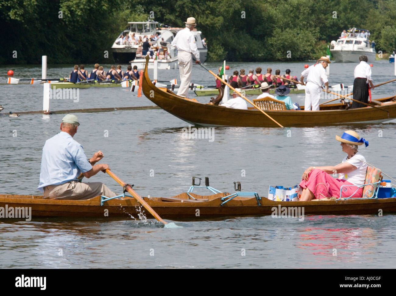 Barche di guardare una ottava gara a Henley Royal Regatta, Inghilterra. 29 Giugno, 2006. Foto Stock