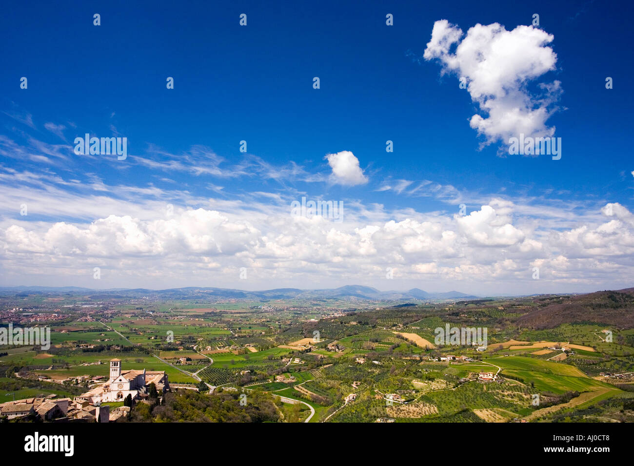 Basilica di San Francesco e il panorama circostante di campagna in Umbria Assisi Asissi Assisi Italia Italia Europa UE Foto Stock