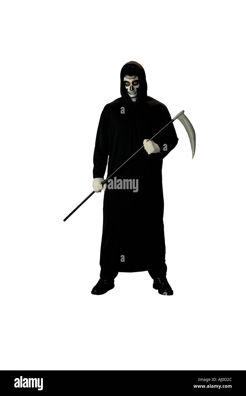Seamless studio shot di una persona che indossa un Grim Reaper costume per Halloween completo con cranio come trucco e una falce Foto Stock