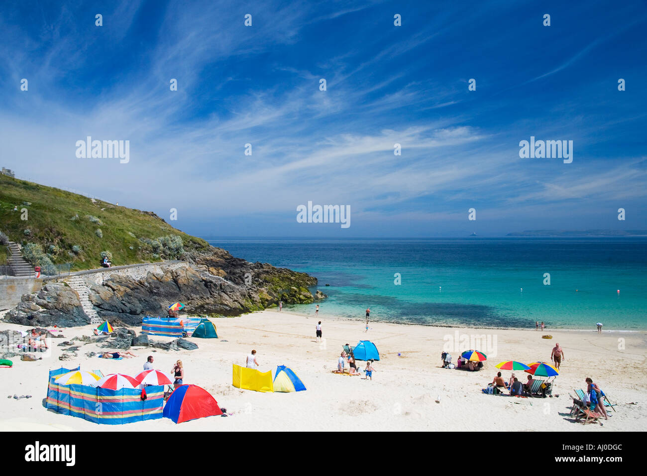 Le famiglie possono usufruire del mare, sabbia e sole sulla spiaggia di Porthgwidden e l'Oceano Atlantico su una soleggiata giornata d'estate St Ives Cornwall Regno Unito GB Foto Stock