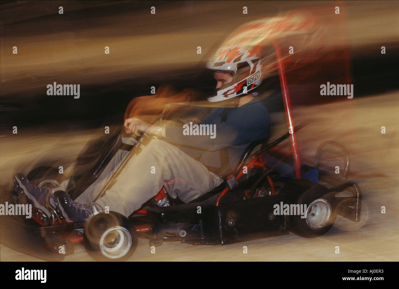 Ragazzo adolescente di avere la possibilità di guidare su indoor go cart racing via a Auckland Nuova Zelanda Foto Stock