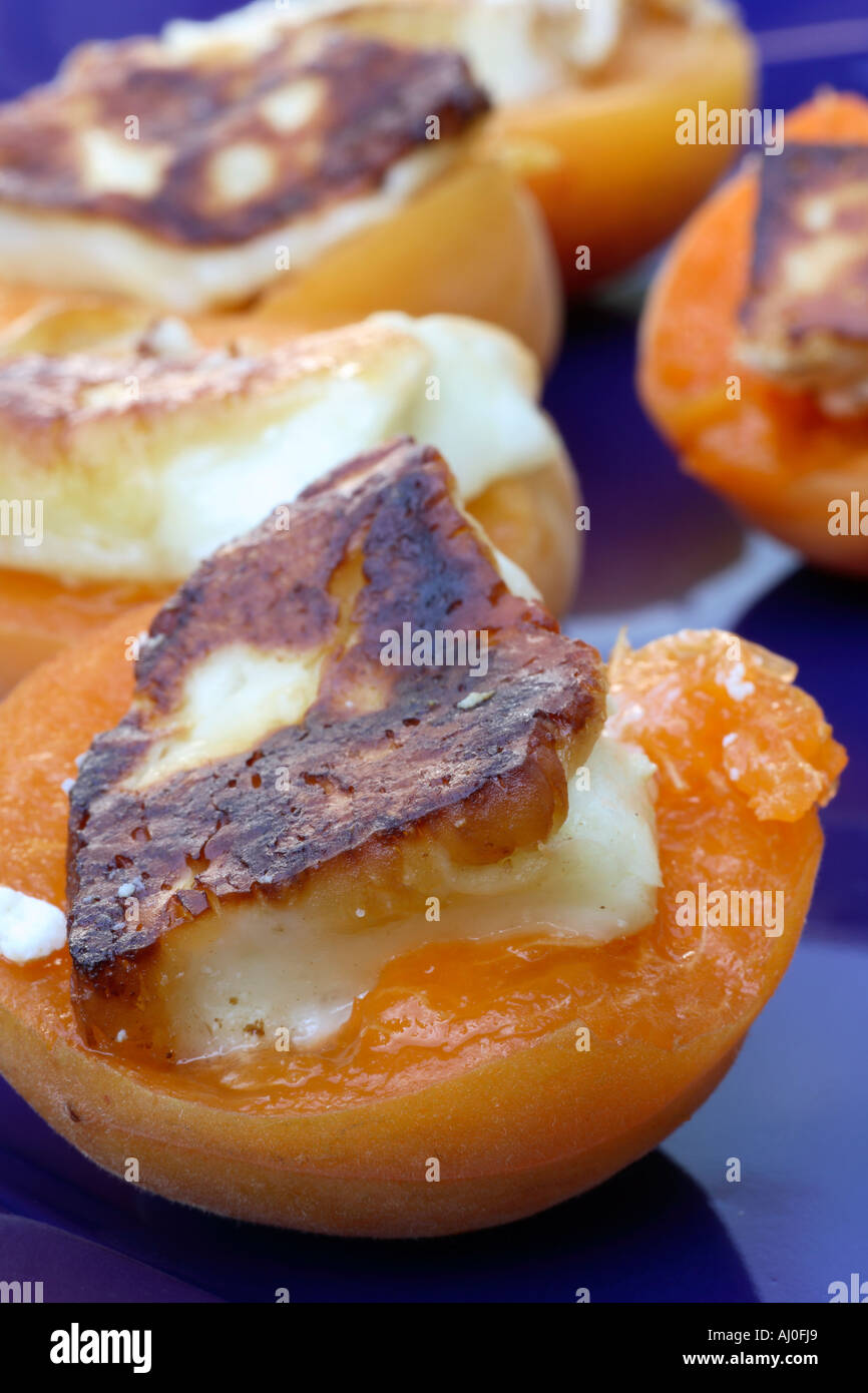 Tapas: albicocche con grigliate di formaggio halloumi sulla piastra di blu. Foto Stock