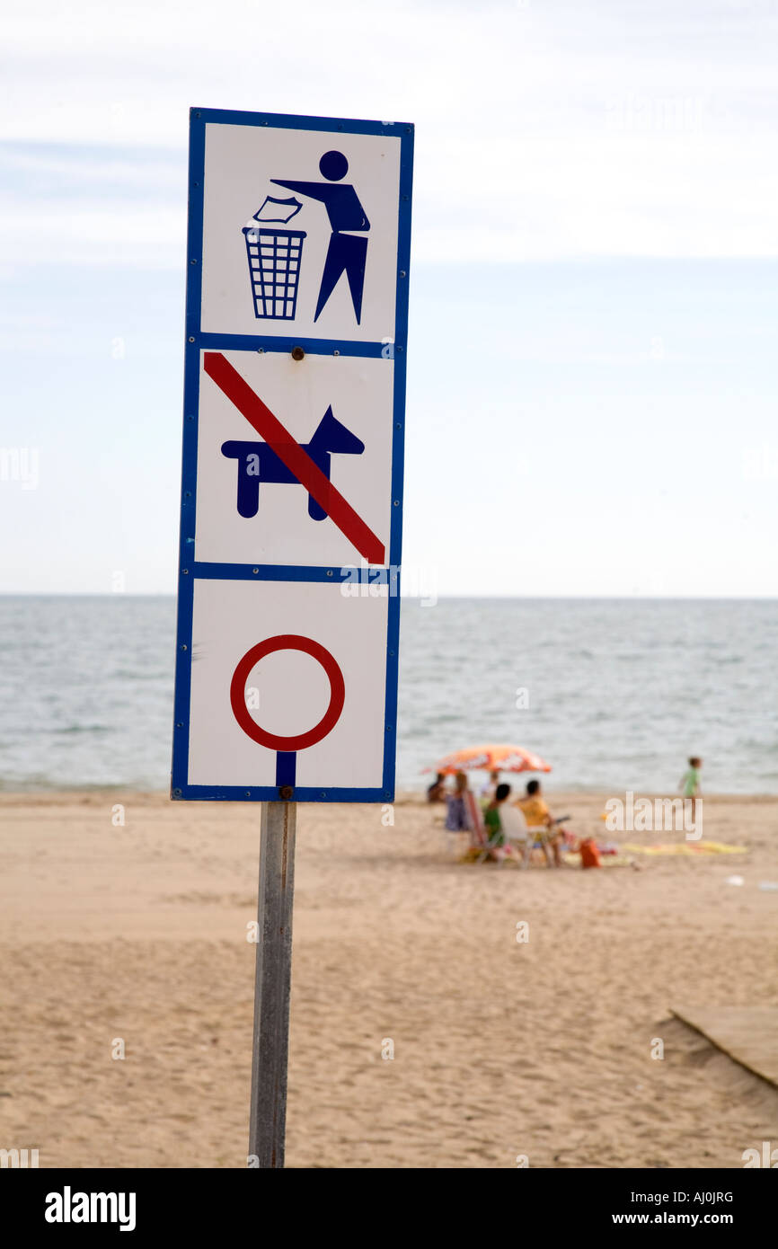 Un segnale di avvertimento su una spiaggia spagnola nel resort di Islantilla Foto Stock