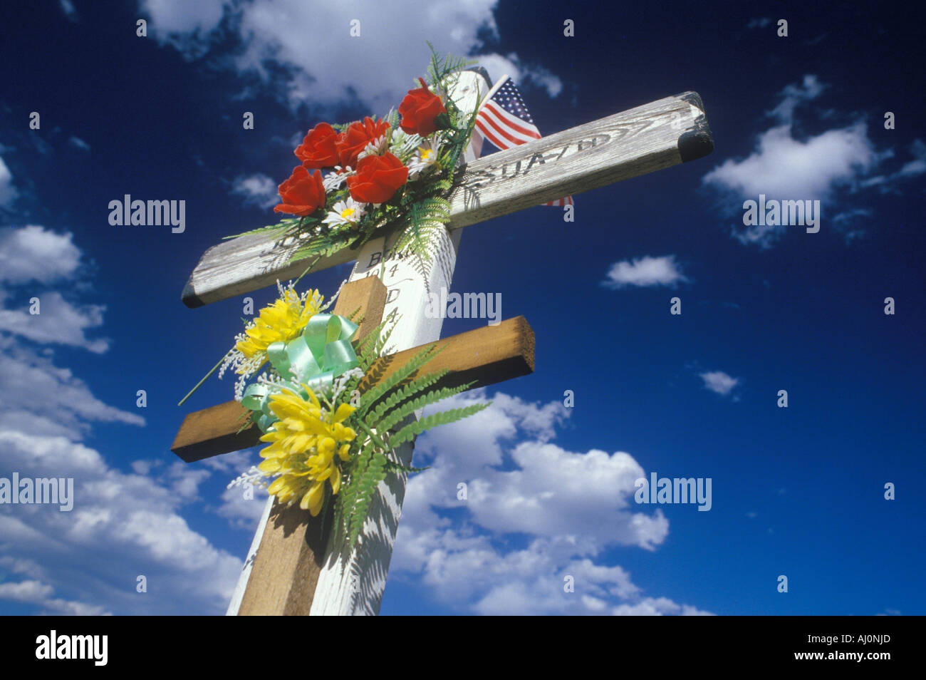 I crocifissi adornati con fiori Santa Clara cimitero indiano NM Foto Stock
