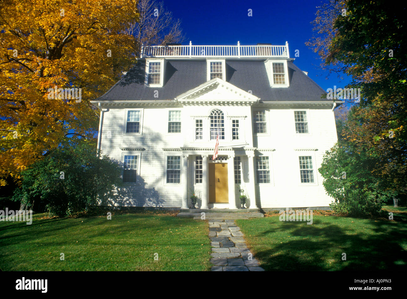 Parte anteriore esterno della casa con i colori dell'autunno Litchfield CT Foto Stock