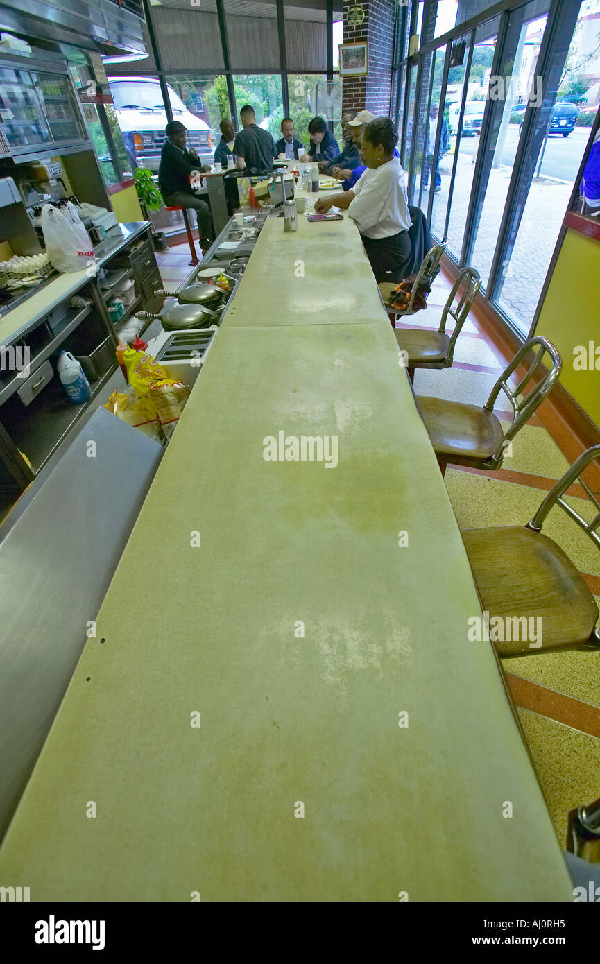 Persone mangiare la prima colazione alla cena contatore al vecchio Waffle Shop in Washington DC Foto Stock