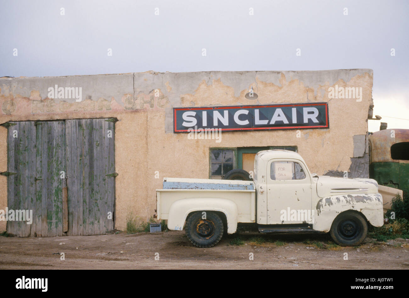 Abbandonata la stazione di gas e antichi pickup truck NM Foto Stock
