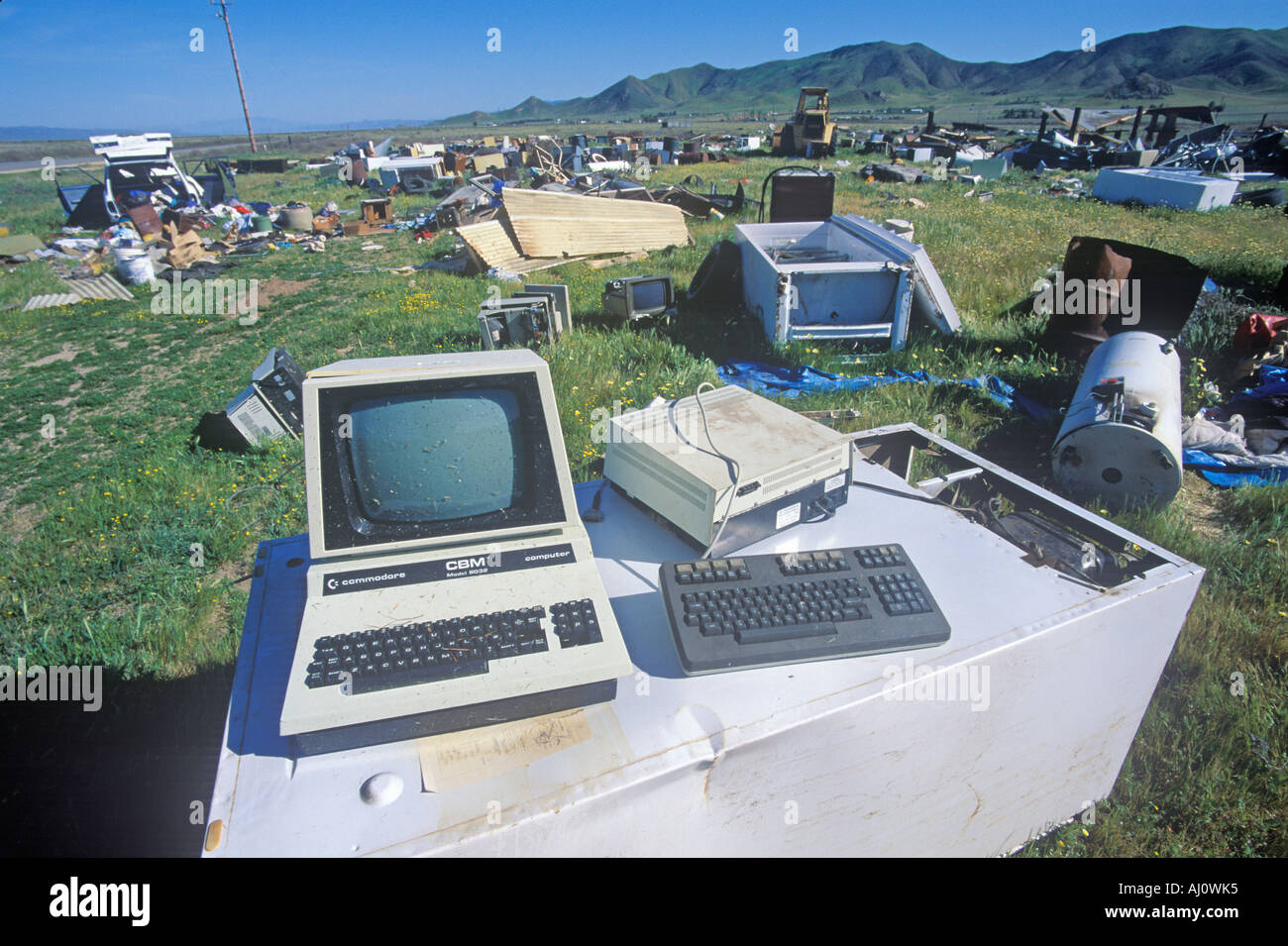 Junkyard con il vecchio computer e componenti elettronici CA Foto Stock