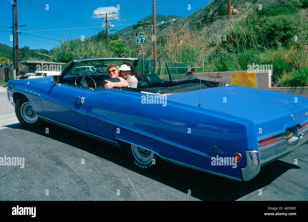 Una coppia in una Buick blu Electra cabrio Los Angeles CA Foto Stock