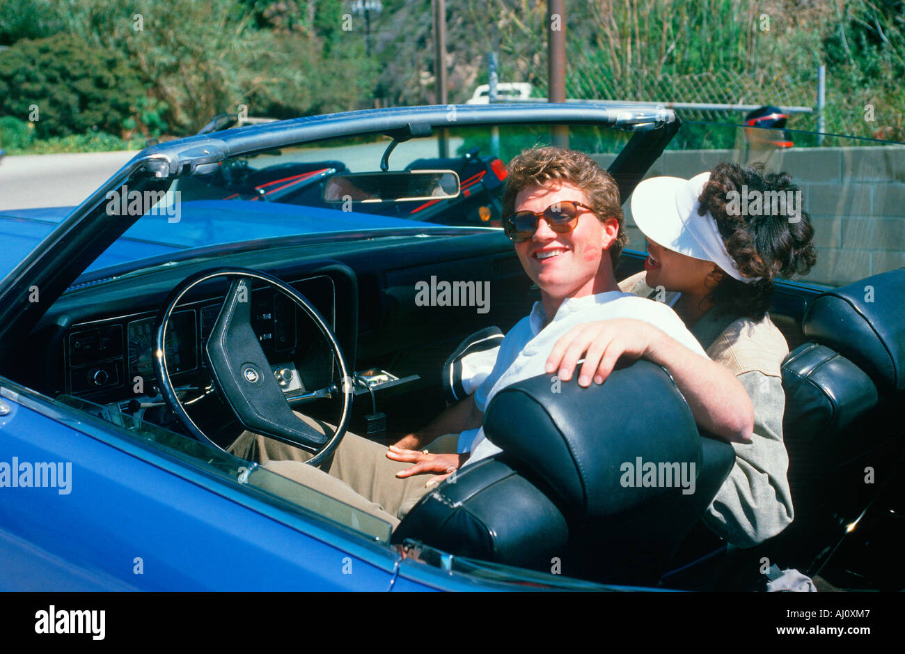 Una coppia in una Buick blu Electra cabrio Los Angeles CA Foto Stock
