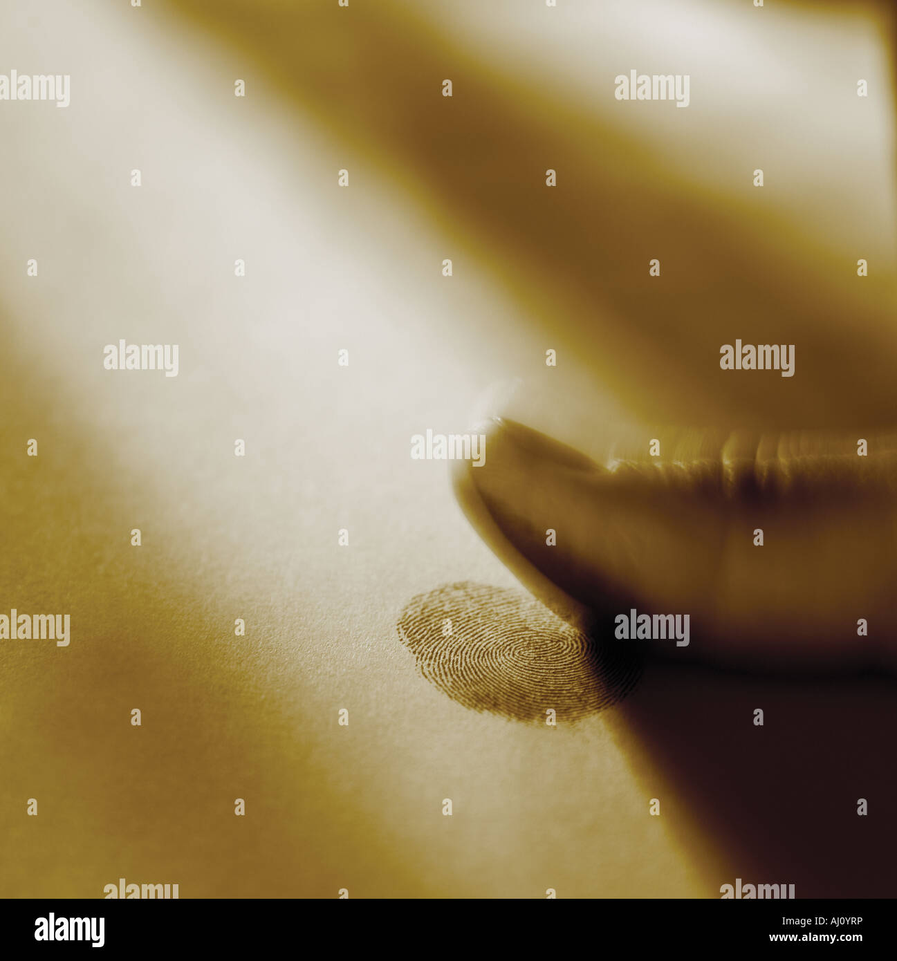 Impronta digitale con illuminazione drammatica. Seppia oscurata. Foto Stock