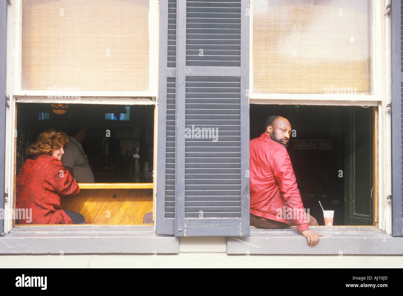 Uomo e di una donna seduta in Windows Foto Stock