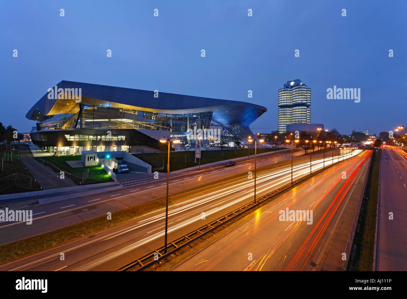 Bavaria Monaco di Baviera BMW Mondo Nuovo centro di distribuzione nei pressi di amministrazione BMW tower e museo BMW Foto Stock