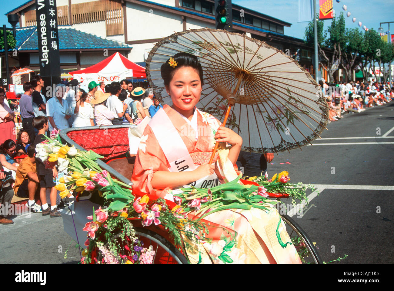 Giapponese donna americana in un rickshaw tenendo un parisol Little Tokyo Los Angeles CA Foto Stock