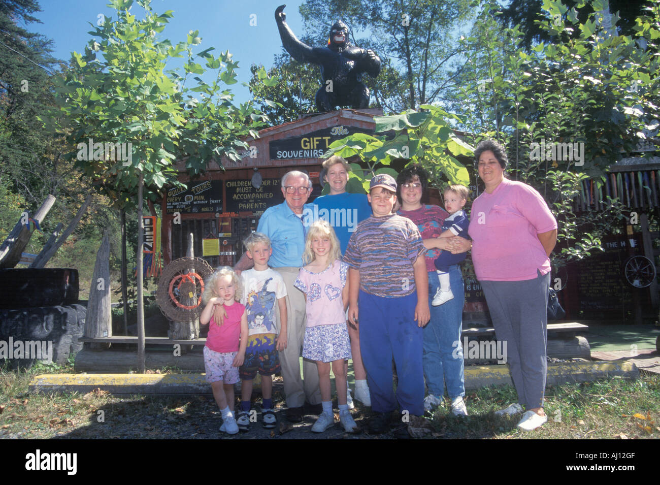 Una famiglia che posano per una foto al di fuori della Scenic Highway 160 West VA Foto Stock