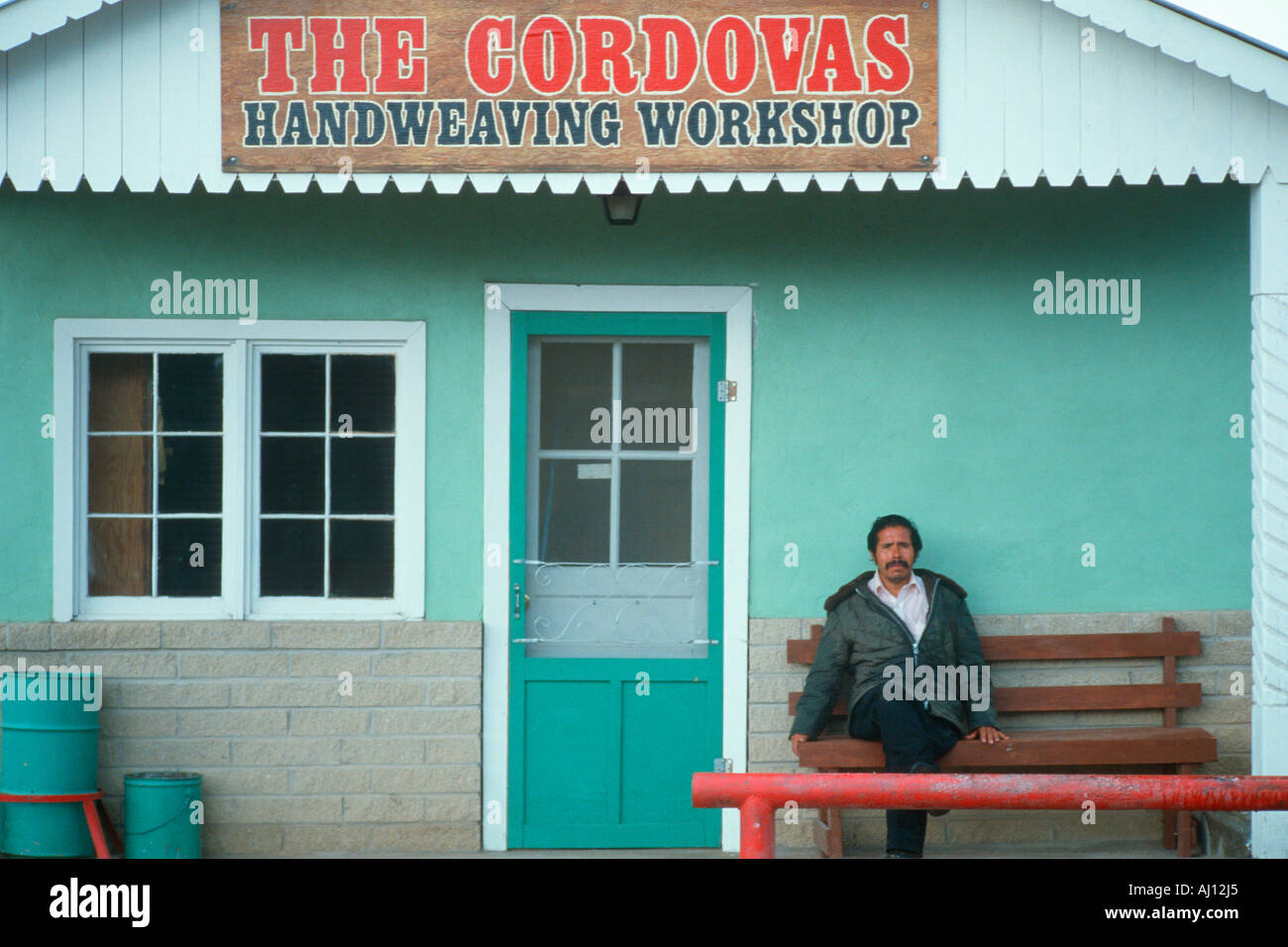 Un Latino di fronte ad un negozio di specialità NM Foto Stock
