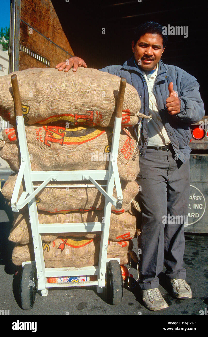 Deliveryman con sacchi di patate su un dolly San Francisco CA Foto Stock