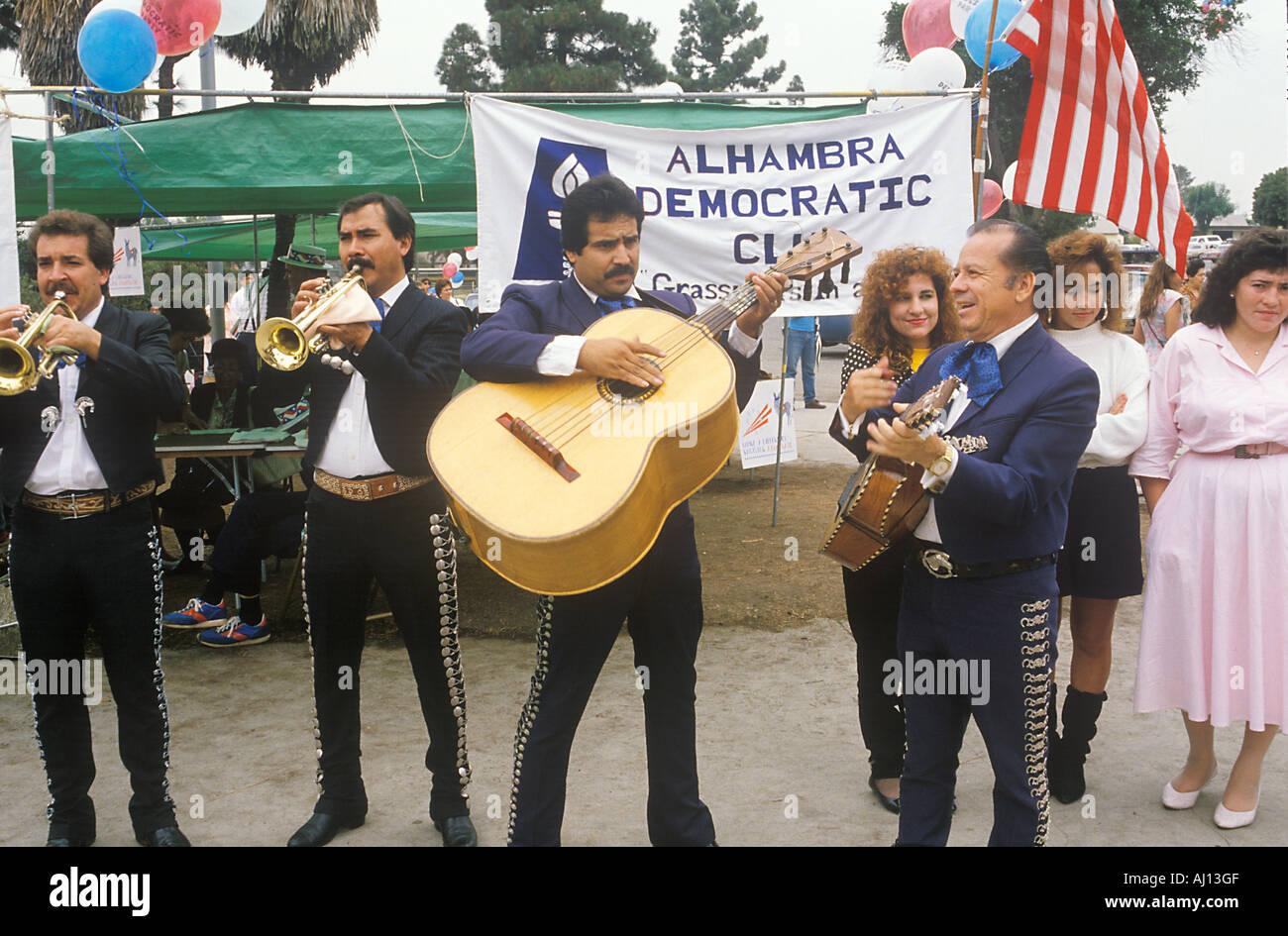 Una banda Mariachi svolge per il 1992 campagna democratica a est di Los Angeles CA Foto Stock