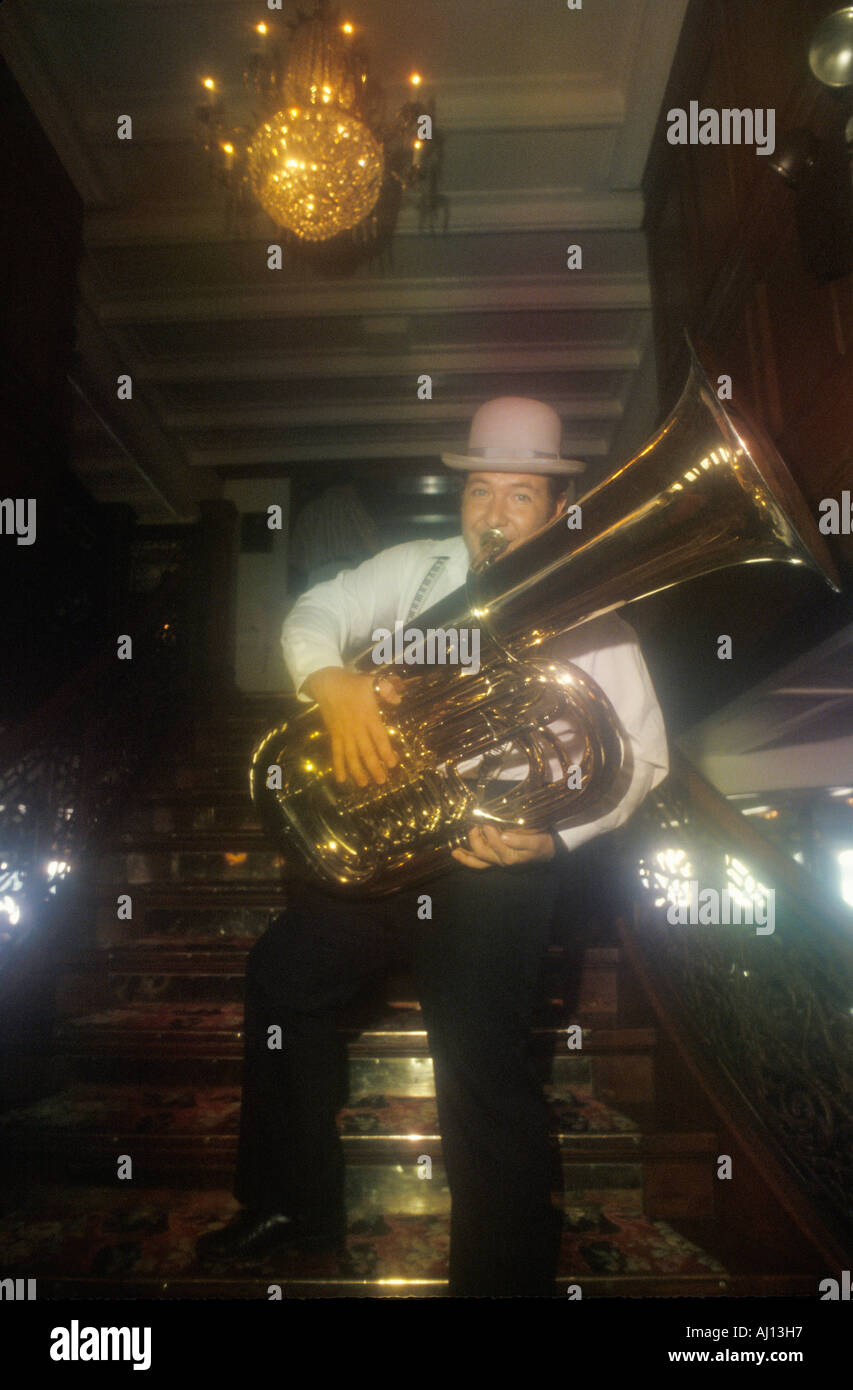 Dixieland Jazz tuba giocatore indossa un derby Foto Stock