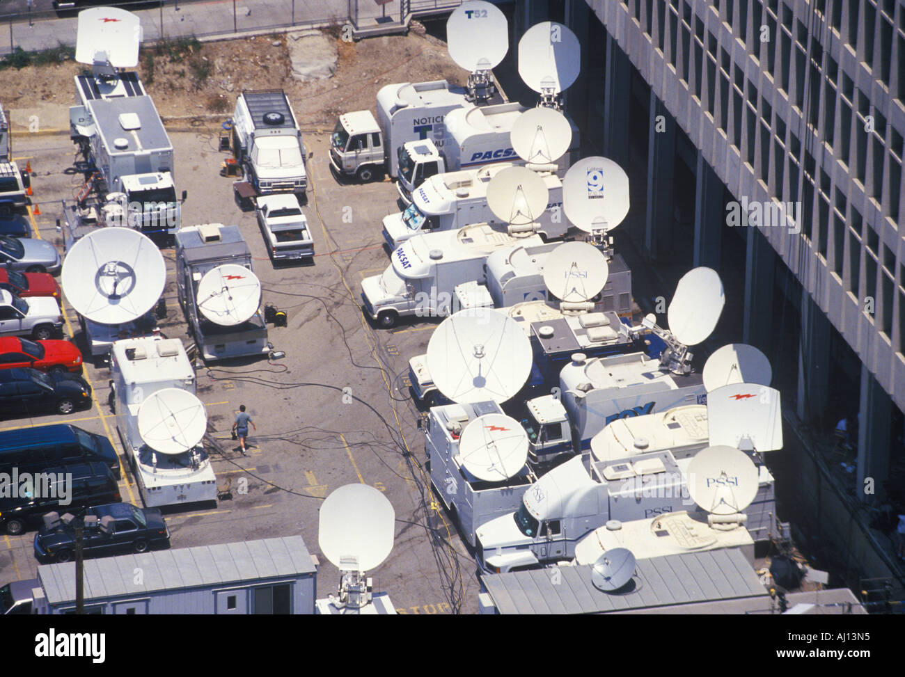 Il supporto s parabole satellitari che coprono i O J Simpson trial Los Angeles CA Foto Stock