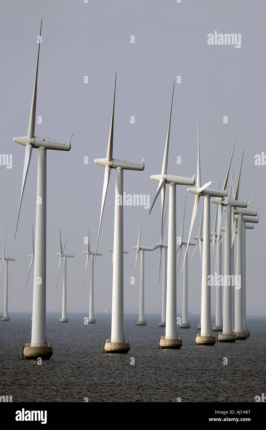 Uno dei numerosi gruppi di sulle turbine eoliche offshore in corrispondenza di Øresund - stretto tra il danese Zeeland e Svezia. Foto Stock